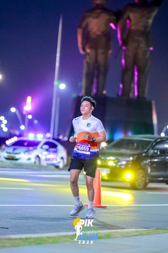 Race photo from PIK NITE RUN 2025