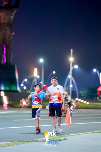 Race photo from PIK NITE RUN 2025
