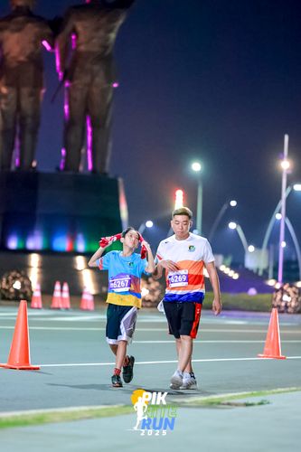 Race photo from PIK NITE RUN 2025