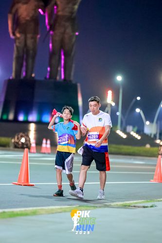 Race photo from PIK NITE RUN 2025