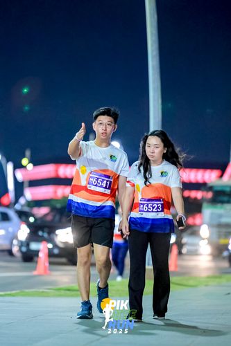 Race photo from PIK NITE RUN 2025