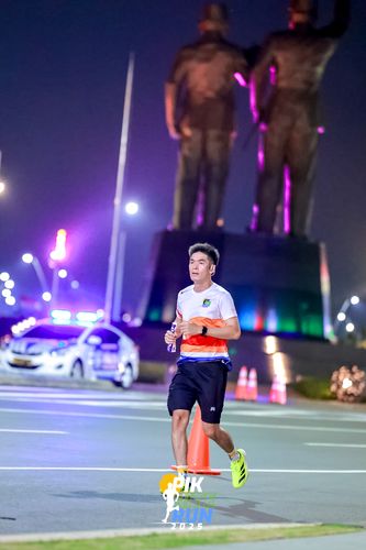Race photo from PIK NITE RUN 2025