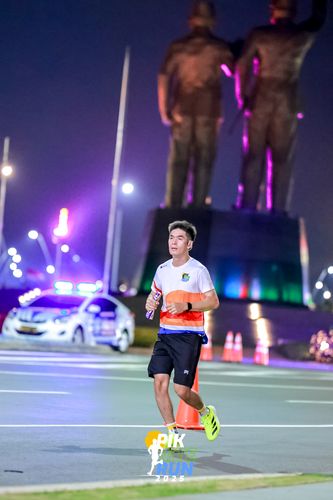 Race photo from PIK NITE RUN 2025