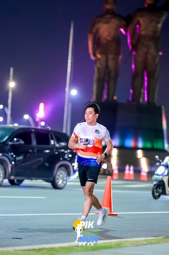 Race photo from PIK NITE RUN 2025