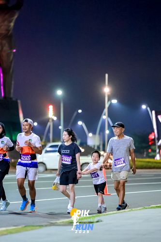 Race photo from PIK NITE RUN 2025