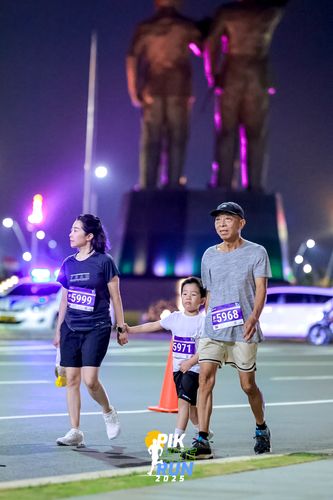 Race photo from PIK NITE RUN 2025