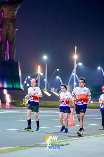 Race photo from PIK NITE RUN 2025