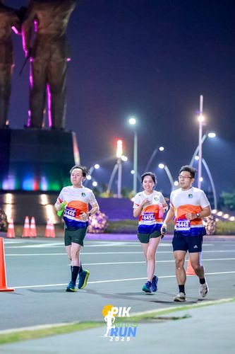 Race photo from PIK NITE RUN 2025