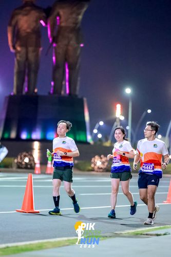 Race photo from PIK NITE RUN 2025