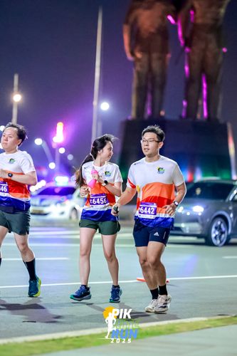 Race photo from PIK NITE RUN 2025