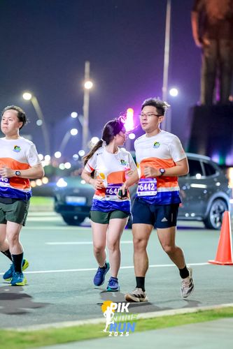 Race photo from PIK NITE RUN 2025