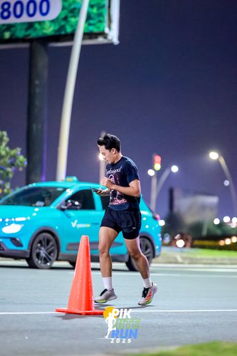 Race photo from PIK NITE RUN 2025