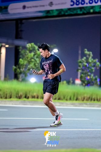 Race photo from PIK NITE RUN 2025