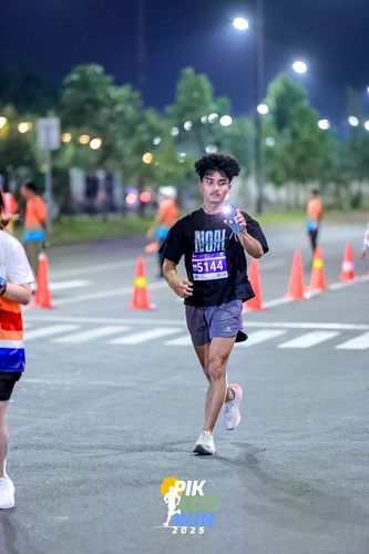 Race photo from PIK NITE RUN 2025
