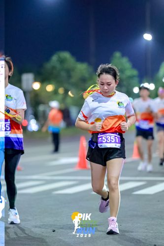 Race photo from PIK NITE RUN 2025