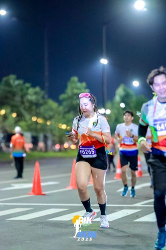 Race photo from PIK NITE RUN 2025