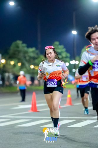 Race photo from PIK NITE RUN 2025