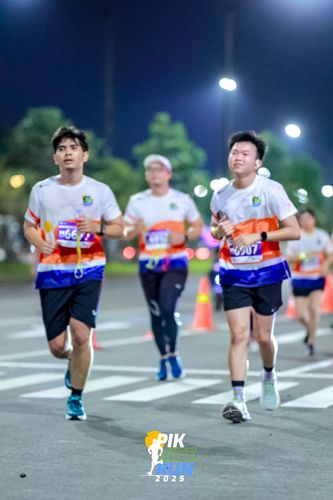 Race photo from PIK NITE RUN 2025