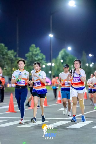 Race photo from PIK NITE RUN 2025