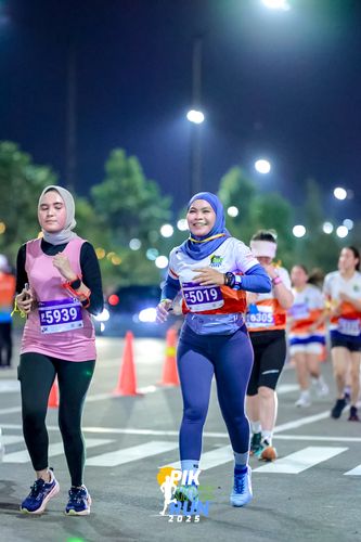 Race photo from PIK NITE RUN 2025