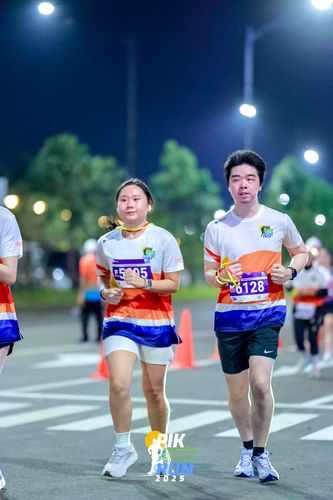 Race photo from PIK NITE RUN 2025