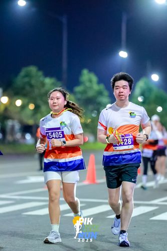 Race photo from PIK NITE RUN 2025