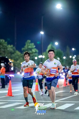 Race photo from PIK NITE RUN 2025