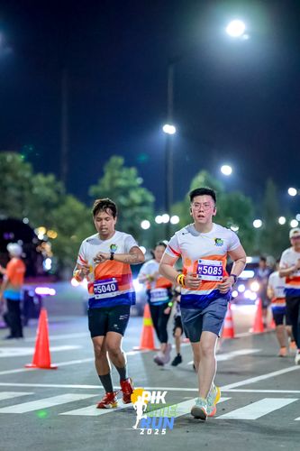 Race photo from PIK NITE RUN 2025