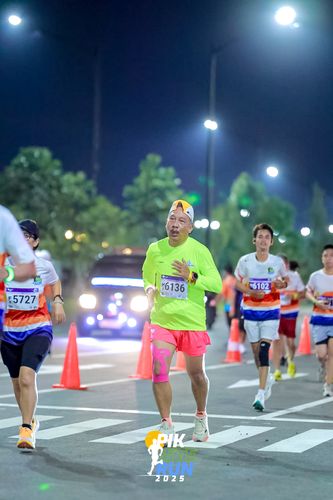 Race photo from PIK NITE RUN 2025