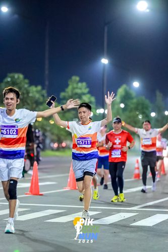 Race photo from PIK NITE RUN 2025