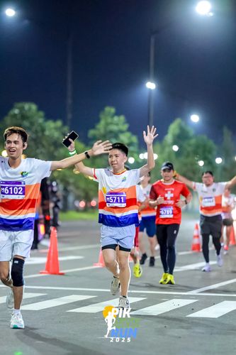 Race photo from PIK NITE RUN 2025