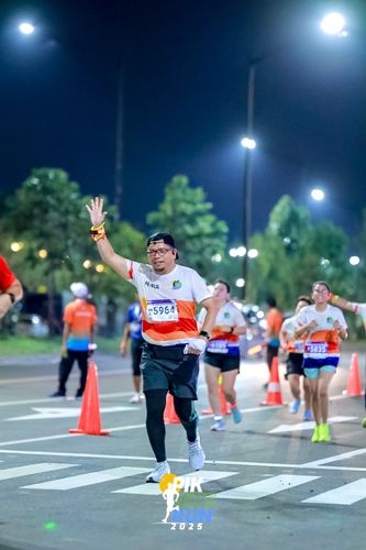 Race photo from PIK NITE RUN 2025