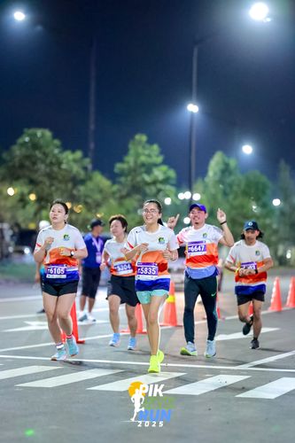 Race photo from PIK NITE RUN 2025