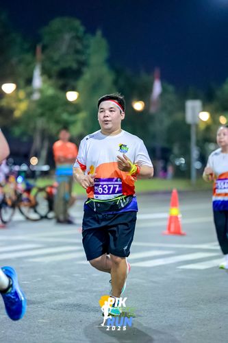 Race photo from PIK NITE RUN 2025