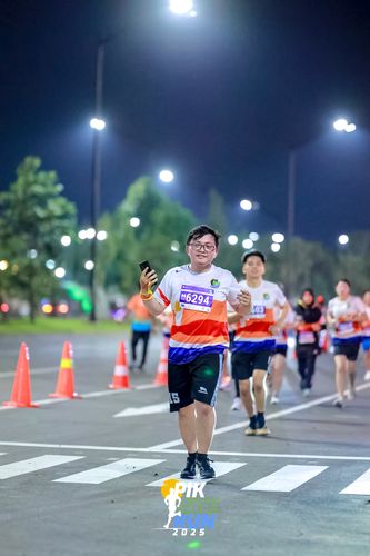 Race photo from PIK NITE RUN 2025
