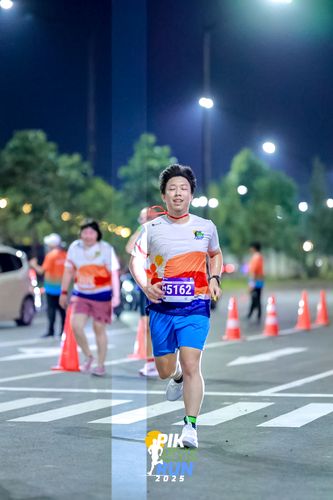 Race photo from PIK NITE RUN 2025