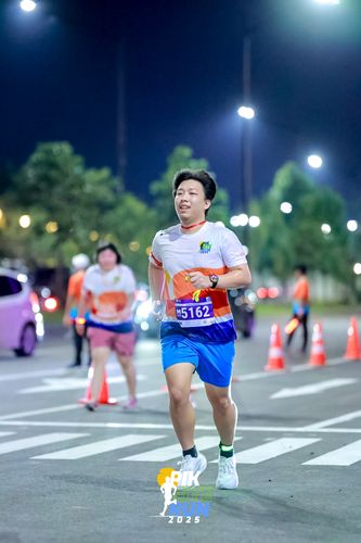 Race photo from PIK NITE RUN 2025