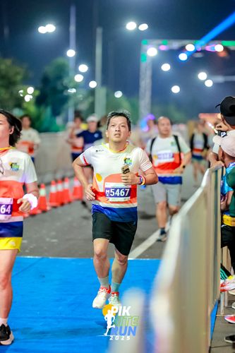 Race photo from PIK NITE RUN 2025