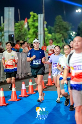 Race photo from PIK NITE RUN 2025