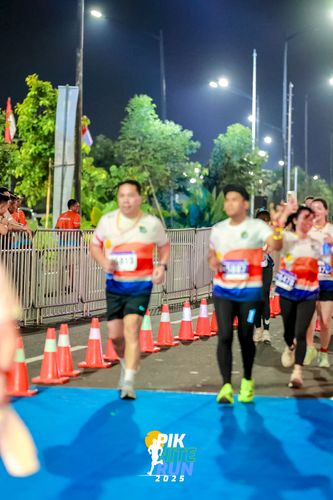Race photo from PIK NITE RUN 2025