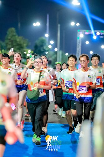 Race photo from PIK NITE RUN 2025