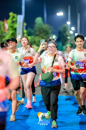 Race photo from PIK NITE RUN 2025