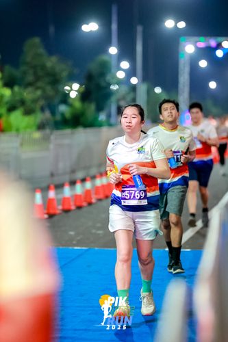 Race photo from PIK NITE RUN 2025