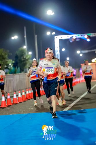 Race photo from PIK NITE RUN 2025