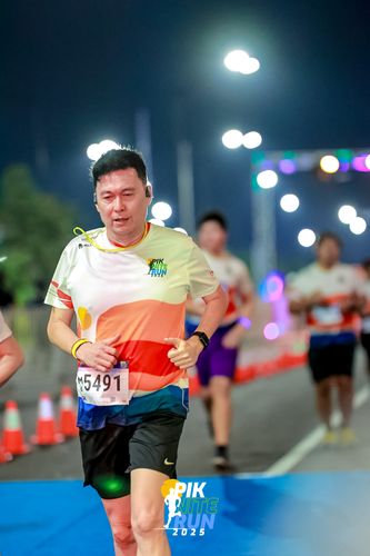Race photo from PIK NITE RUN 2025