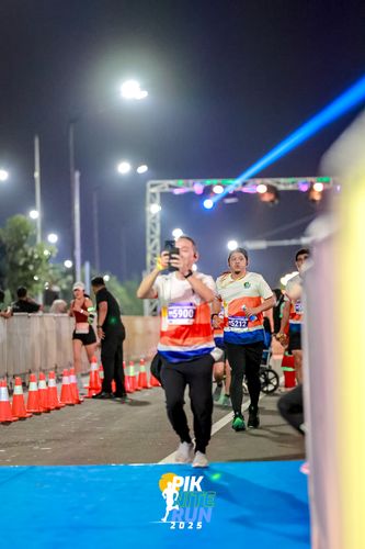 Race photo from PIK NITE RUN 2025