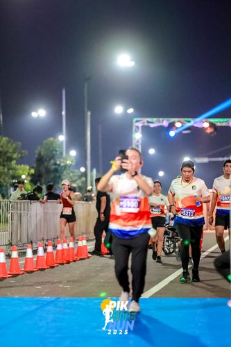 Race photo from PIK NITE RUN 2025