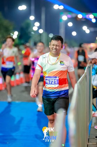 Race photo from PIK NITE RUN 2025