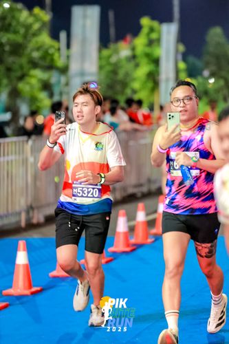 Race photo from PIK NITE RUN 2025