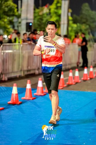Race photo from PIK NITE RUN 2025